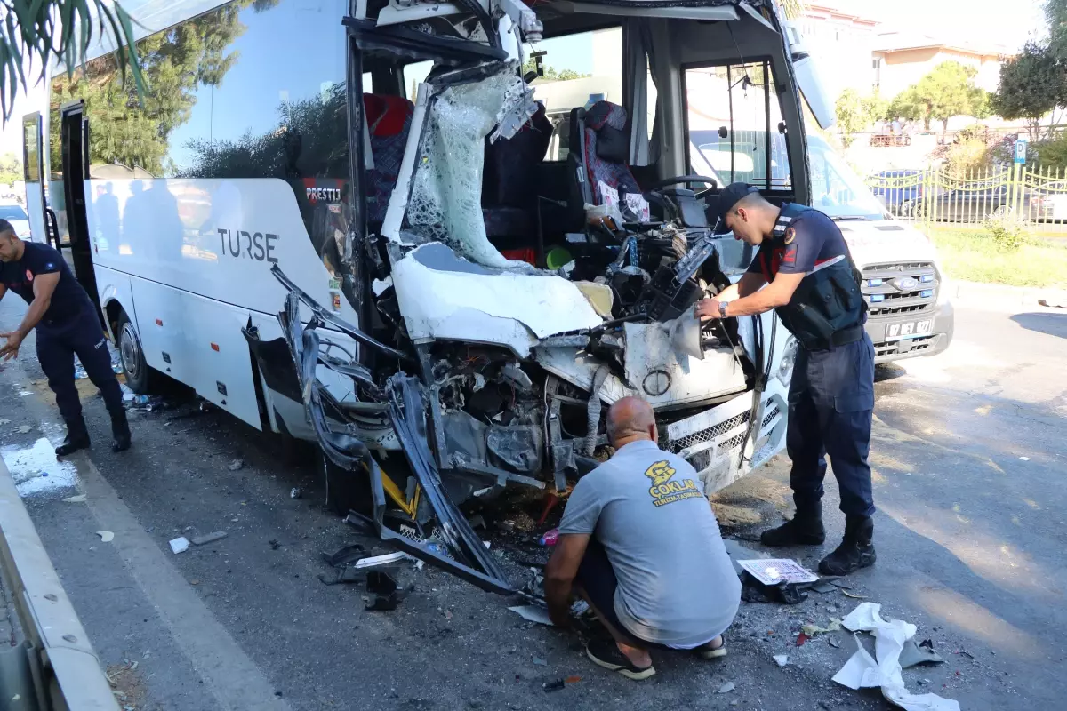 Alanya'da tur ve yolcu midibüsü çarpıştı: 15 yaralı