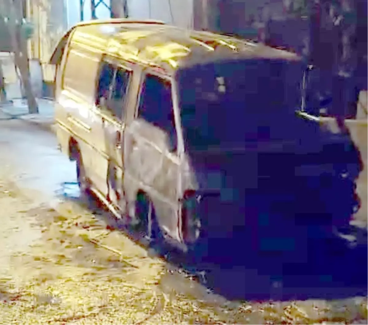 Avcılar'da Panelvan Minibüs Çalındı, Yangın Çıktı