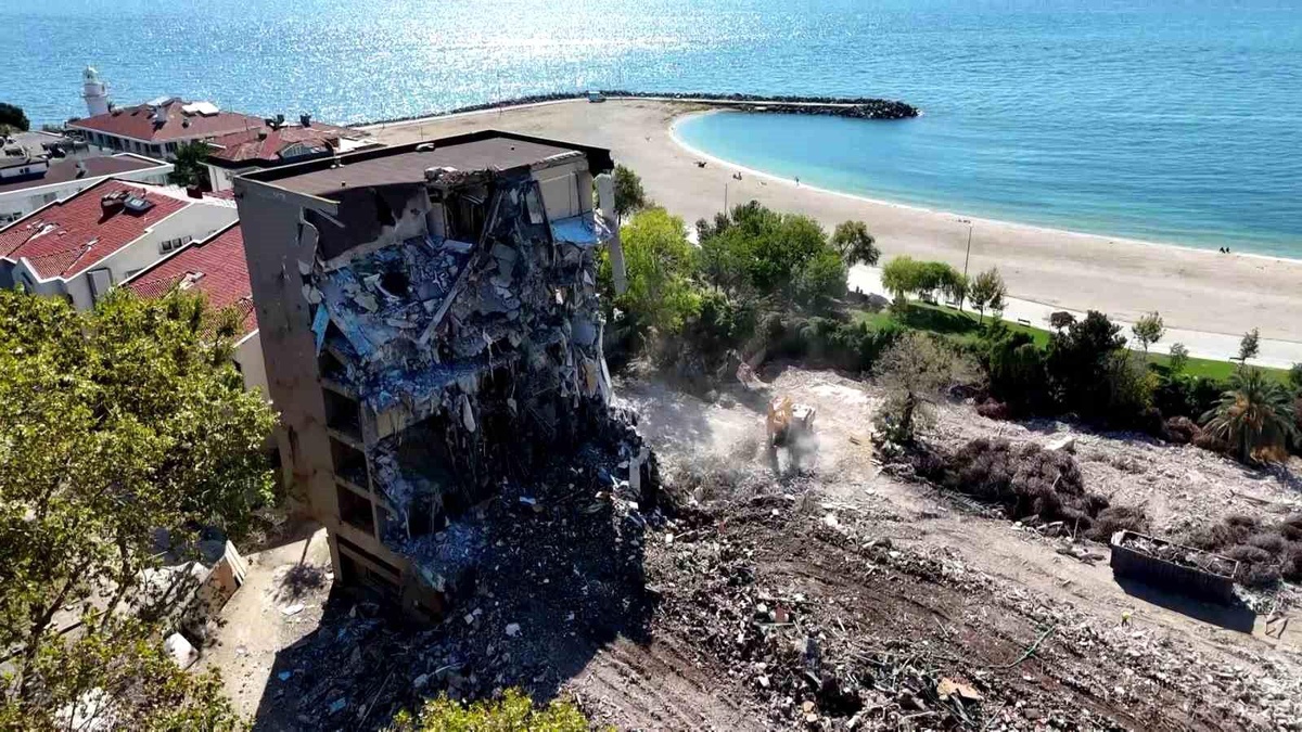 Tarihi Çınar Otel'in Yıkımına Başlandı