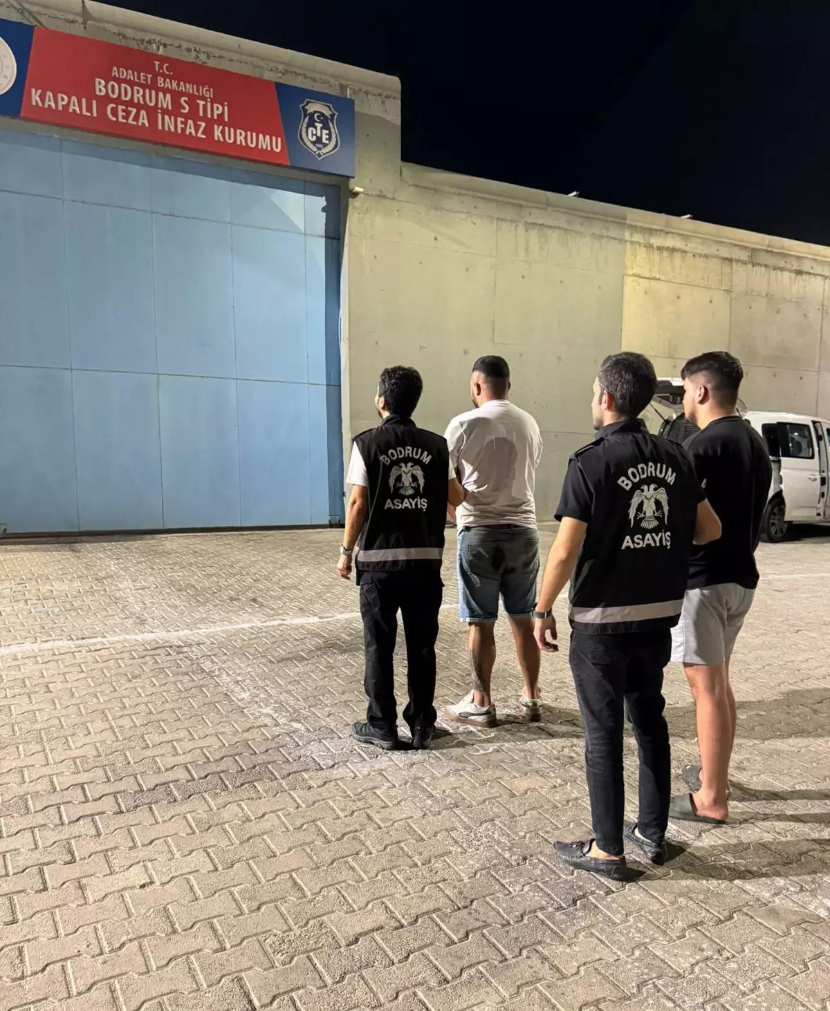 Bodrum'da kafeteryada hesap ödemeden kaçan şüphelilerden 2'si tutuklandı
