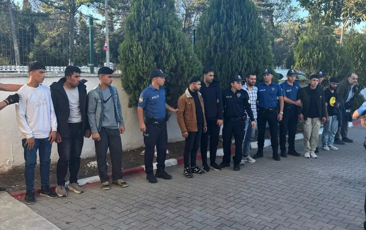 Edirne'de 15 Kaçak Göçmen Yakalandı, 1 Organizatör Gözaltına Alındı