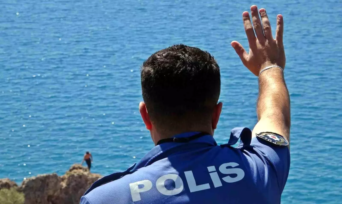 Antalya'da gençlerin falezlerden denize atlama denemesi paniğe neden oldu