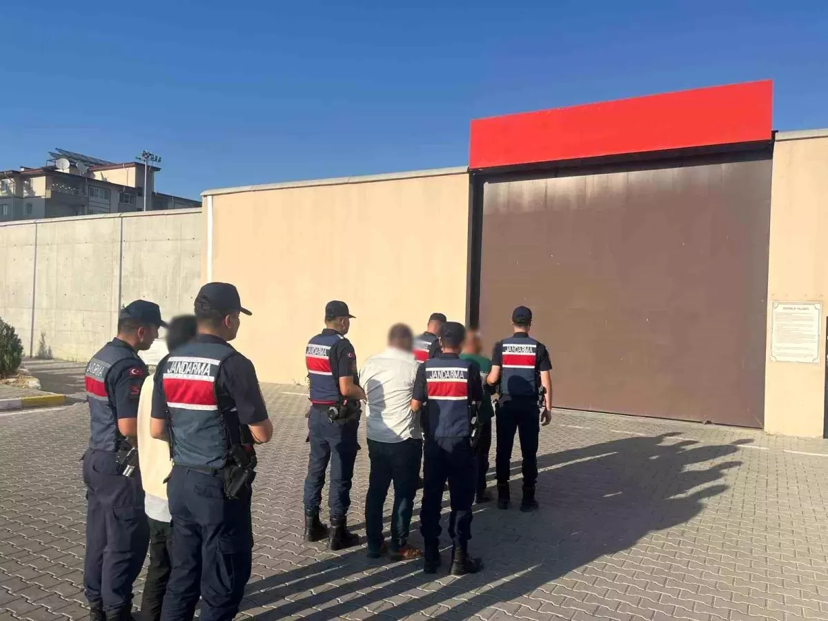 Gaziantep'te Kaçak Silah ve Uyuşturucu Operasyonu: 3 Şüpheli Tutuklandı