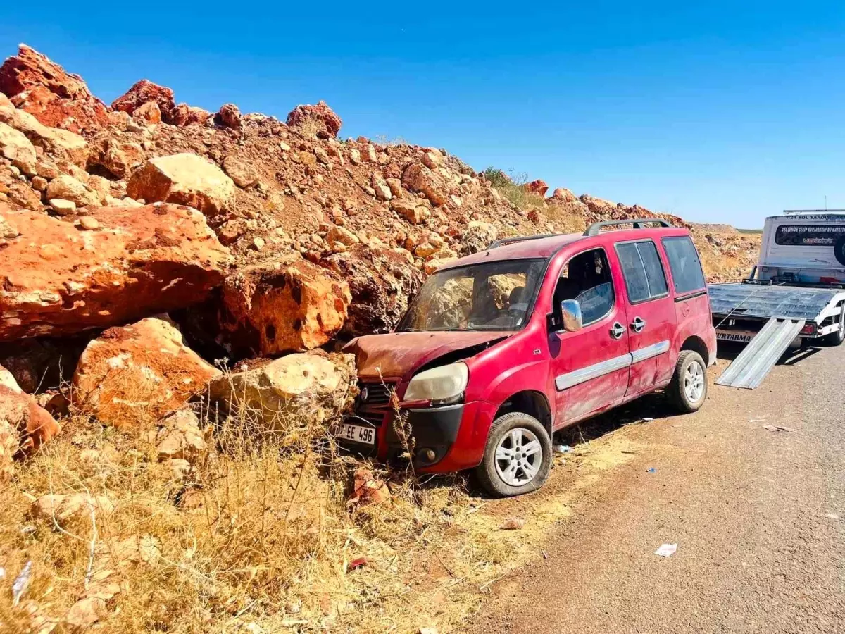 Besni'de Hafif Ticari Araç Şarampole Girdi: 3 Yaralı