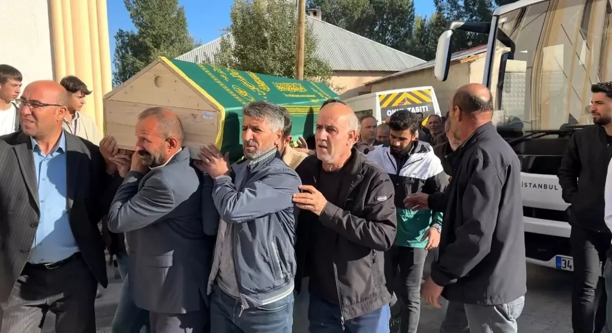 Halı Sahada Kalp Krizi Geçiren Halit Güner Hakkari'de Toprağa Verildi