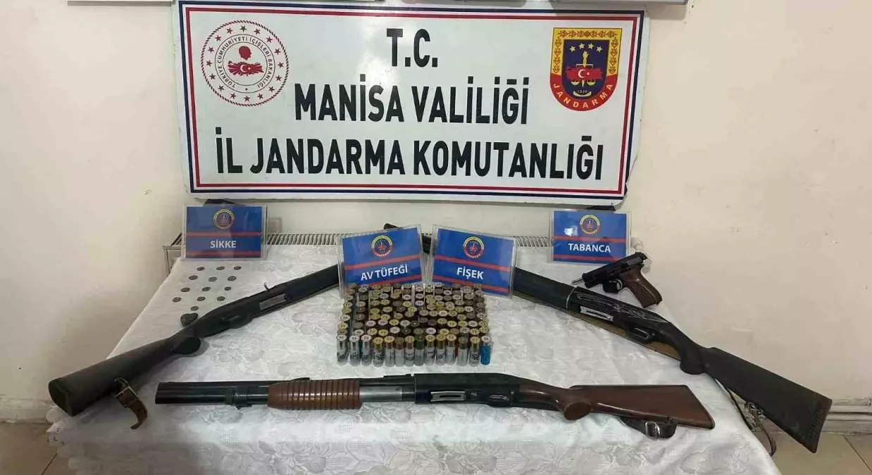 Manisa'da Jandarma Operasyonu: Ruhsatsız Silah ve Tarihi Sikkeler Ele Geçirildi