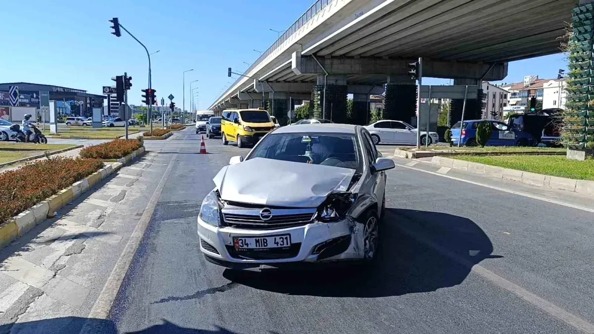 Antalya'da Kırmızı Işık İhlali Kazaya Neden Oldu