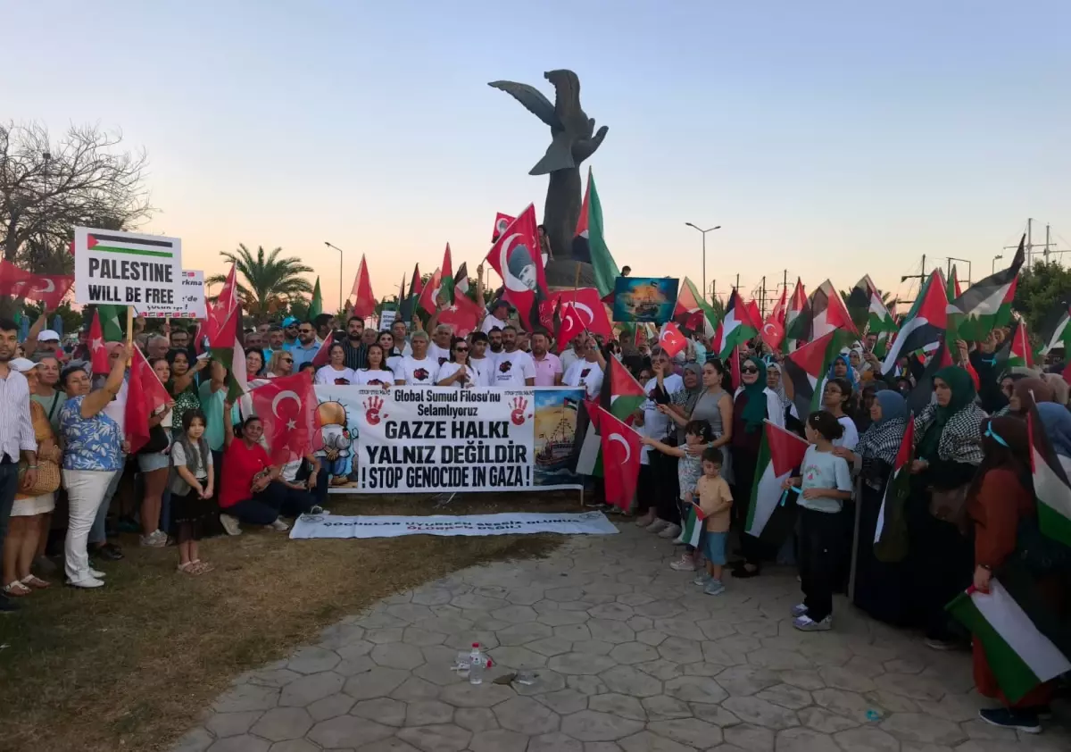 Mersin'den Gazze'ye Umut Taşıyan Küresel Sumud Filosu Selamlandı