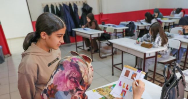 Öğretmenler Günü ne zaman? 2025 Öğretmenler Günü hangi güne denk geliyor, resmi tatil mi? Öğretmenler Günü ne zaman? 2025 Öğretmenler Günü hangi güne denk geliyor, resmi tatil mi?