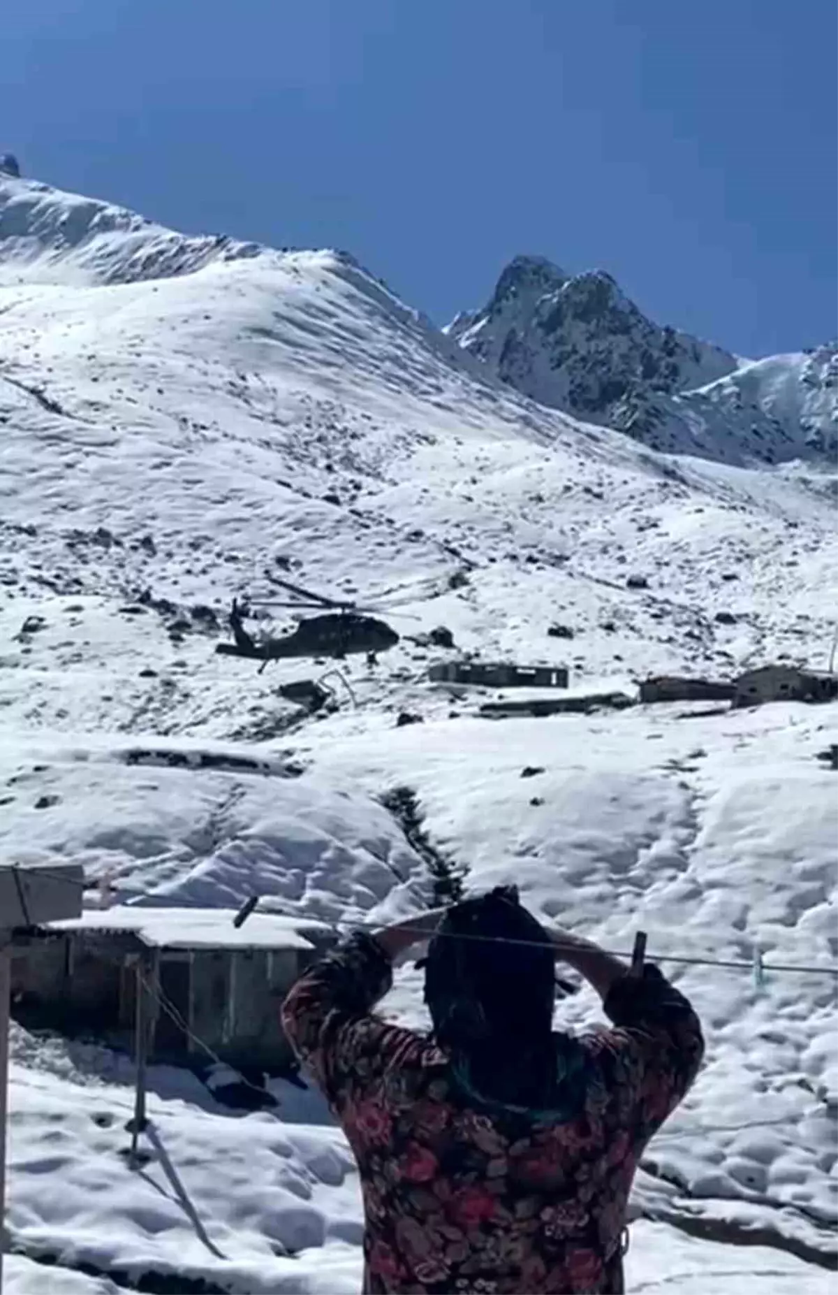 Rize'de Sel Sonrası Kar Yağışı, Yaylalara Helikopterle Yardım Yapılıyor