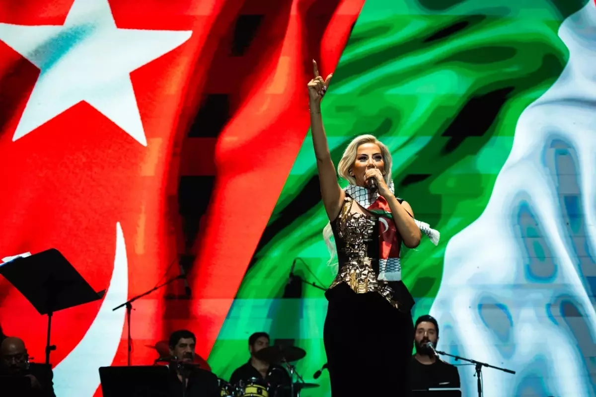 Maral, Bingöl'de 'Bir Anadolu Şenliği'nde Konser Verdi