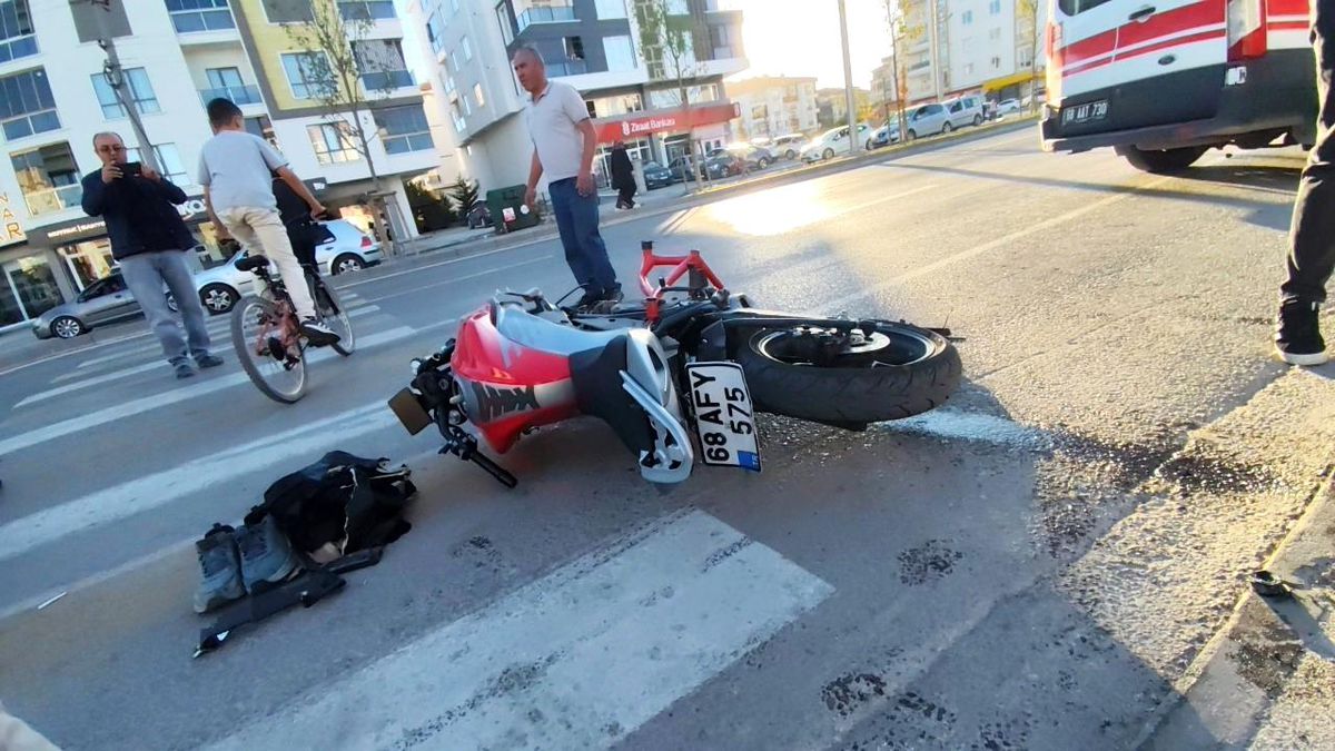 Aksaray'da Servis Minibüsü ile Motosiklet Çarpıştı: Bir Kişi Ağır Yaralandı