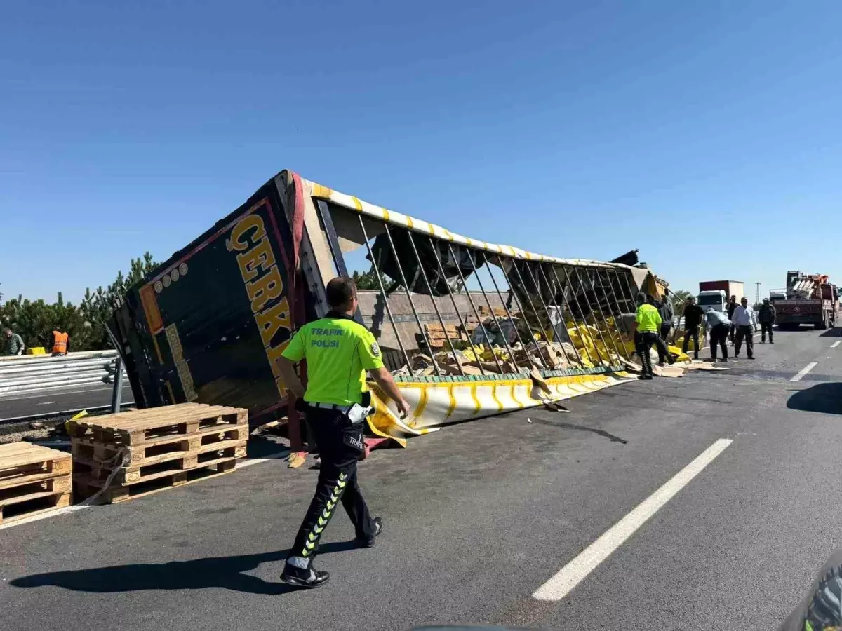 Sıvı Yağ Yüklü Tır Orta Refüje Devrildi