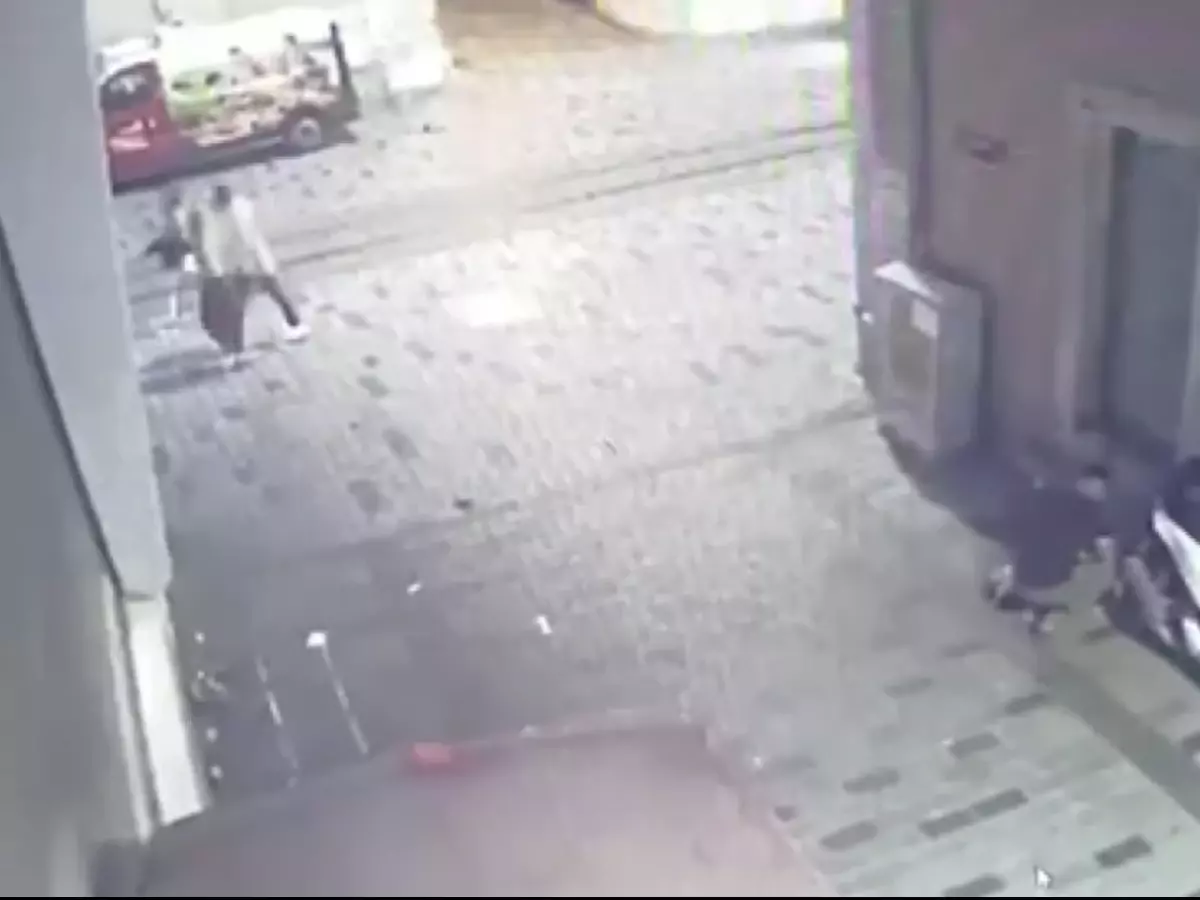 Taksim'de Uyuyan Vatandaşın Cep Telefonu Çalındı