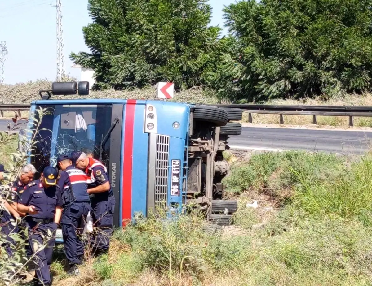 Mersin'de Cezaevi Ring Aracı Şarampole Devrildi: 12 Yaralı