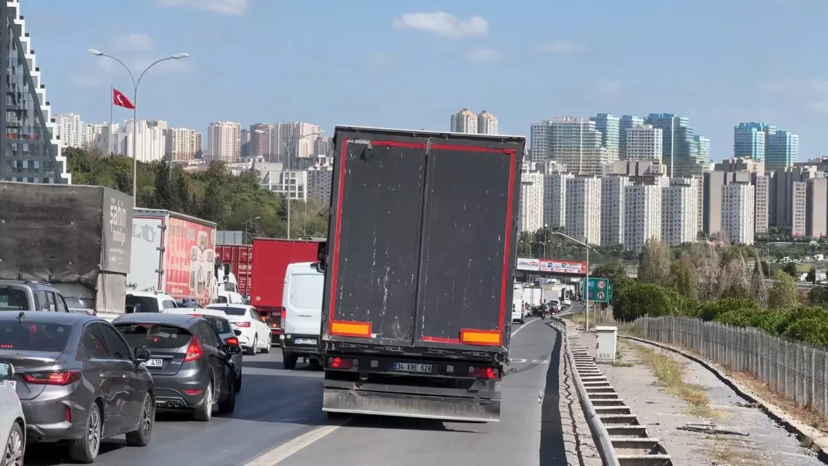 TEM Otoyolu'nda Zincirleme Kaza: Tekerlekli Sandalyeli Adam Yaralandı