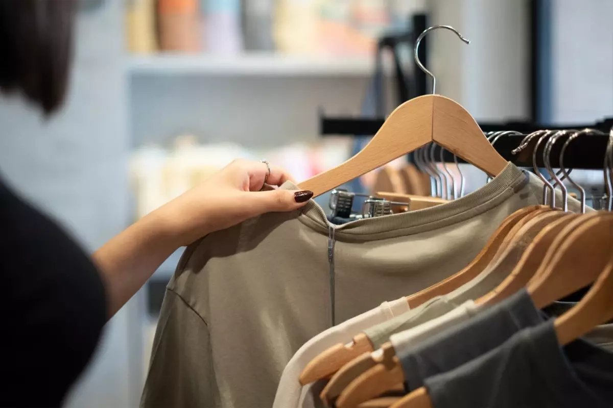 TMSF, 690 mağazalı dev giyim markasını satıyor