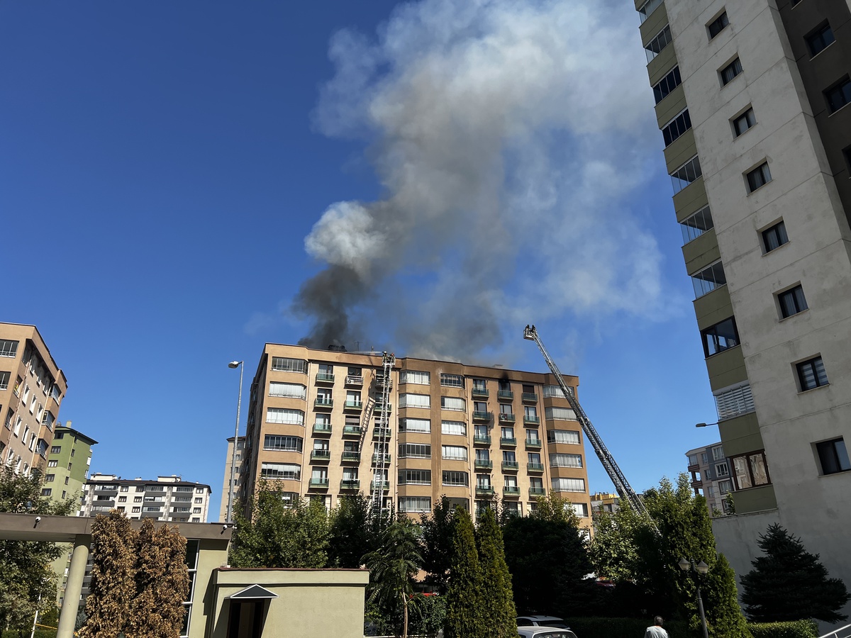Kayseri'de 8 Katlı Binada Yangın Çıktı