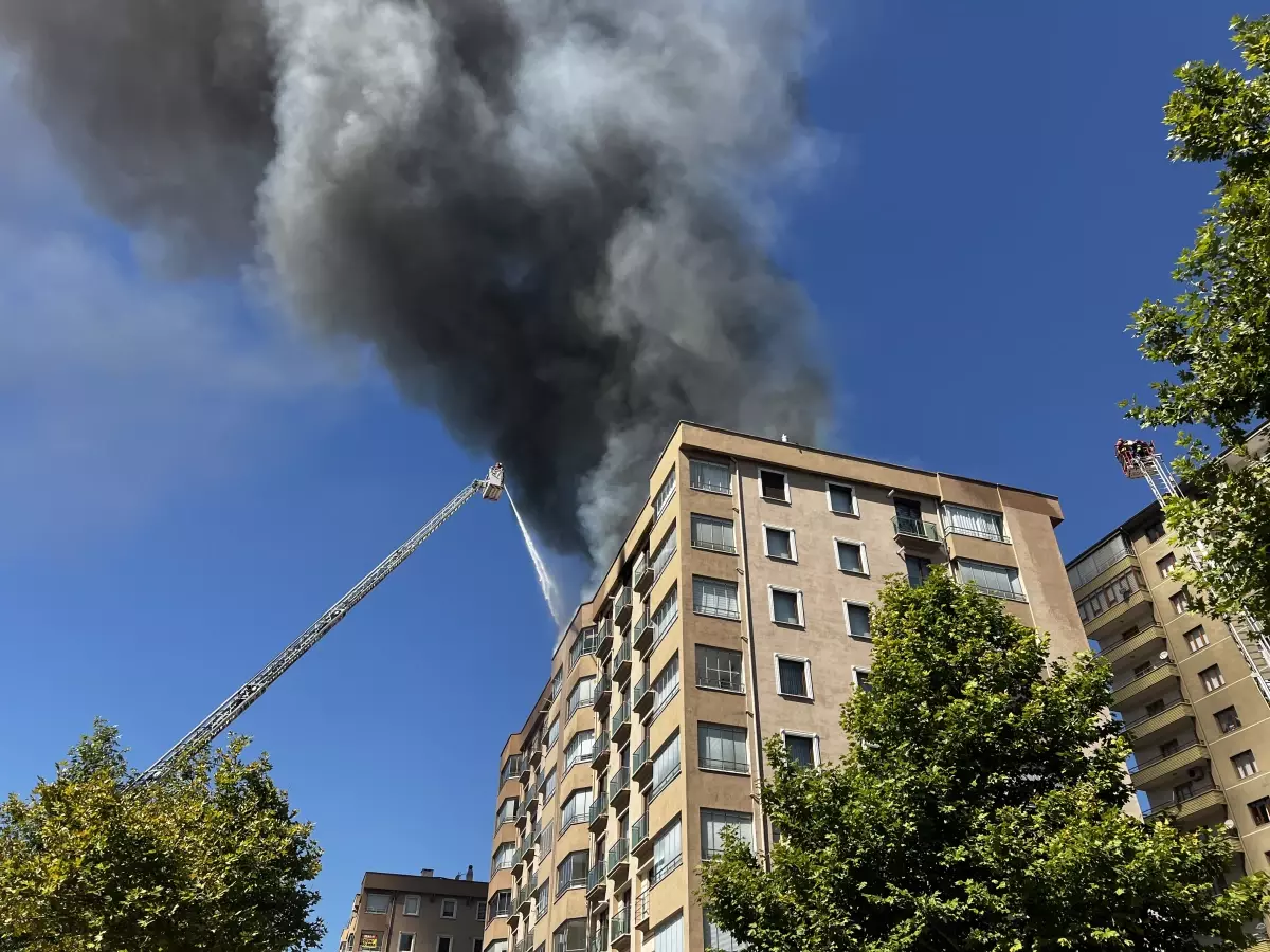 Kayseri'de 8 Katlı Binanın Çatısında Yangın