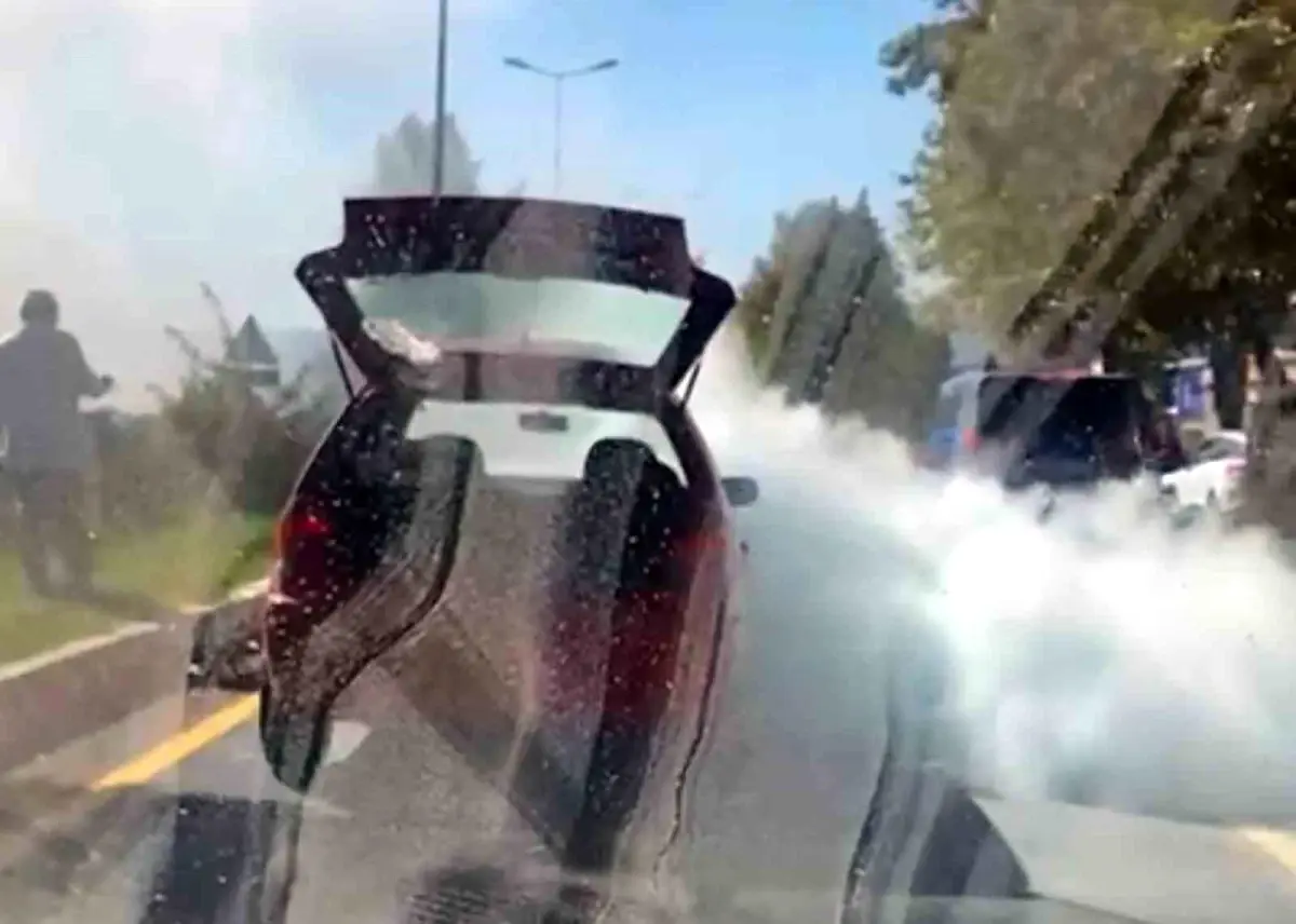 Menteşe'de Motorundan Duman Çıkan Araçta Paniğe Neden Oldu