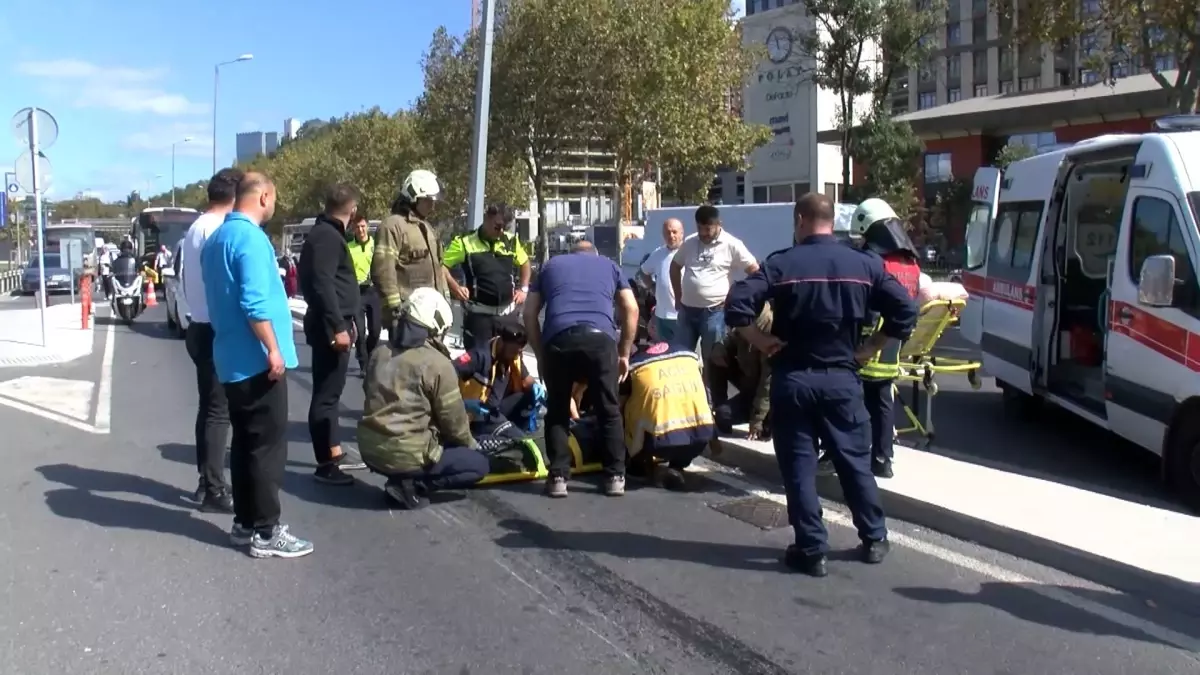 Beyoğlu'nda Motosiklet Kazası: Yola Dökülen Yağ Nedeniyle Direksiyon Hakimiyeti Kaybedildi