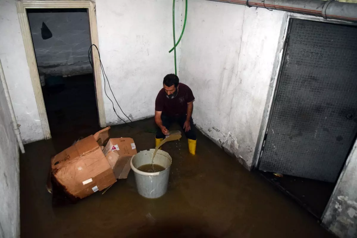 Erciş'te Taşkın: Çöpler Sulama Kanalını Tıkadı