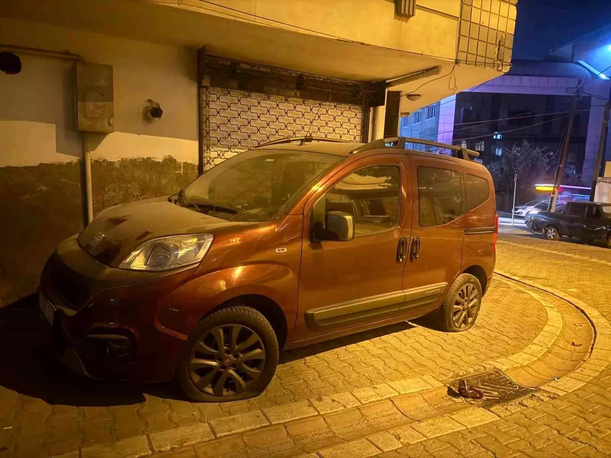 Esenyurt'ta Motosikletli Şüpheliler 3 Araç Lastiğini Patlattı