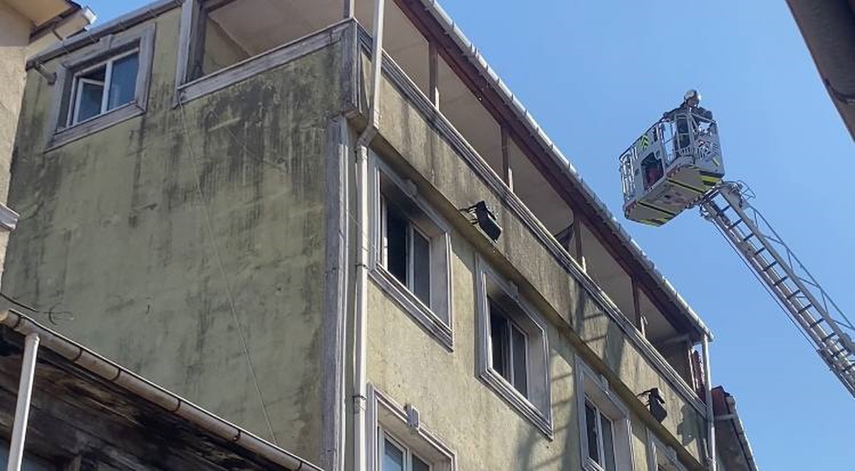 Fatih'te beş katlı binada yangın çıktı