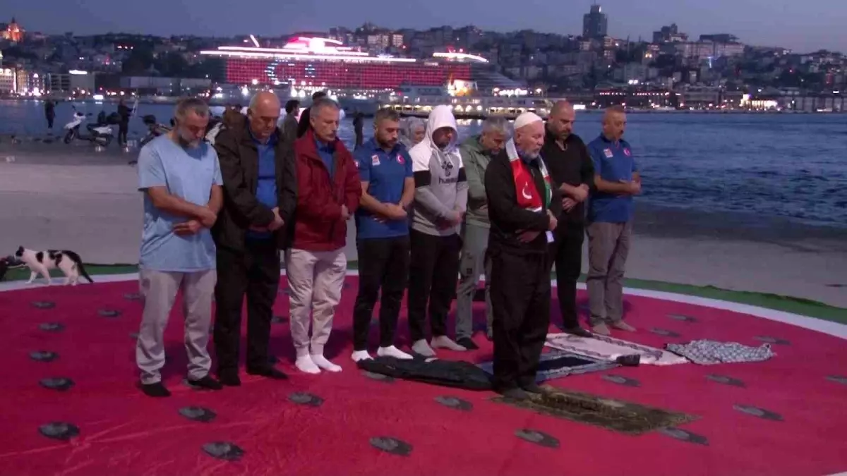 Zeytinburnu Yüzme Spor Kulübü'nden Gazze'ye Destek Yüzmesi