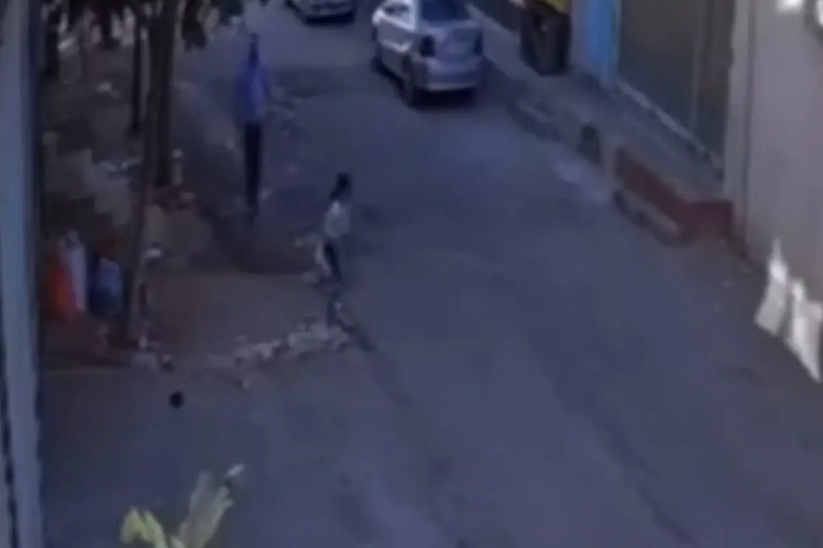Kız çocuğunu mahalleli kurtardı! Tüm şehir bu sapığı arıyor