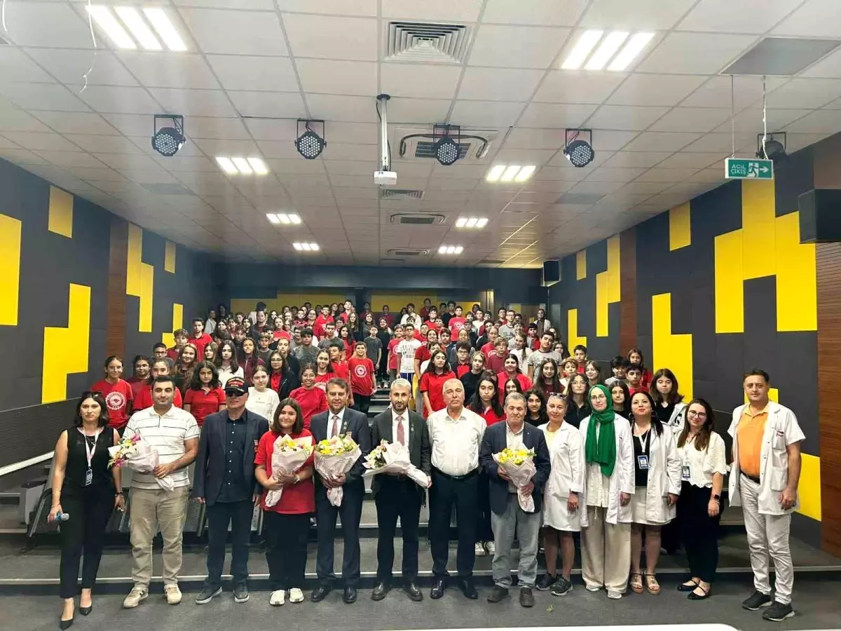 Öğrenciler Gazilerle Bir Araya Gelerek Vatan Sevgisini Konuşturdu