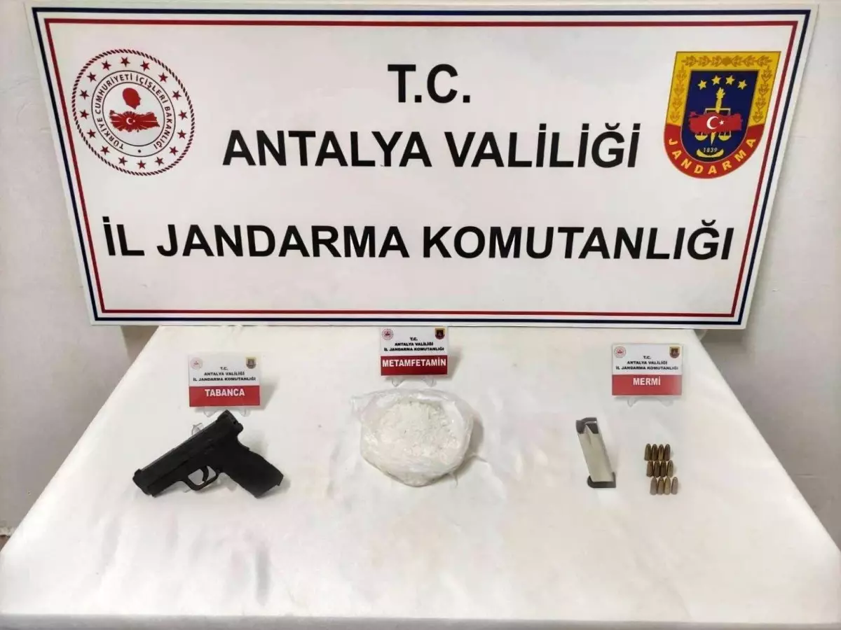 Antalya'da Yol Kontrolünde Uyuşturucu ve Tabanca Ele Geçirildi
