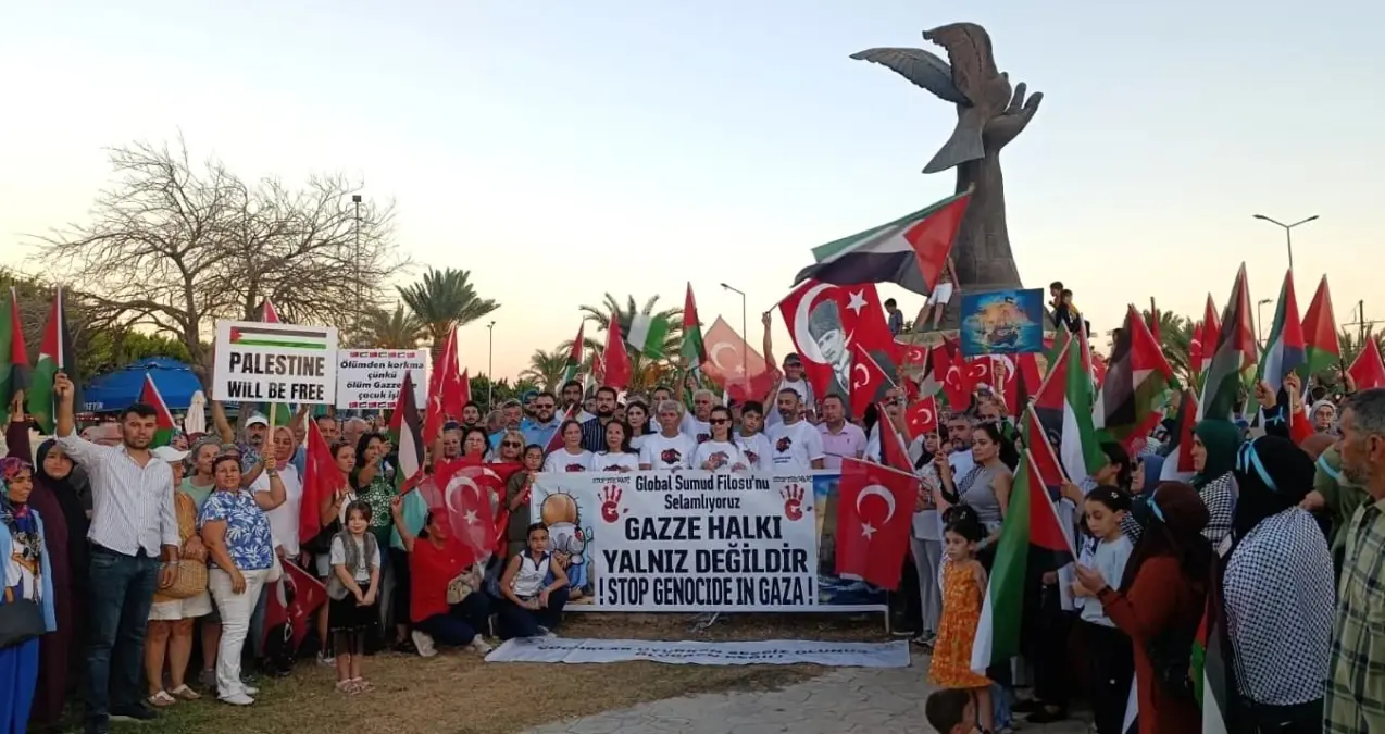 Mersin'de Filistin Destekçileri 'Sumud Filosu'na Destek Gösterdi