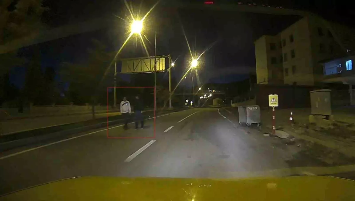 Erzurum'da Gençlerin Tehlikeli Yürüyüşü Kameralara Yansıdı