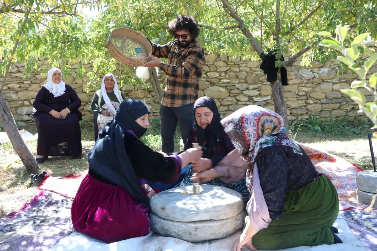 Yüksekova'da Kadınlar Taş Değirmende Geleneksel Bulgur Üretiyor