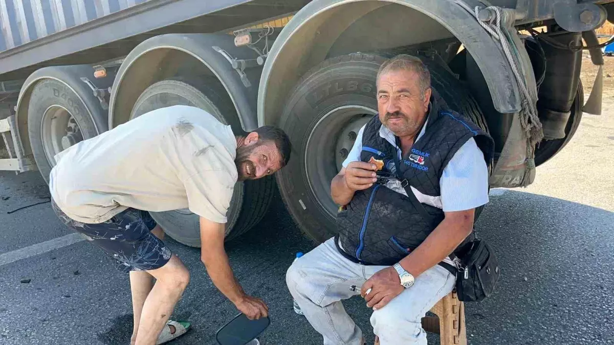 Eskişehir'de Tır Kazasında Sürücülerden Örnek Davranış