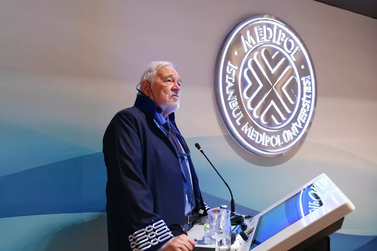 İstanbul Medipol Üniversitesi'nde 2025-2026 Akademik Yılı Prof. Dr. Ortaylı ile Başladı