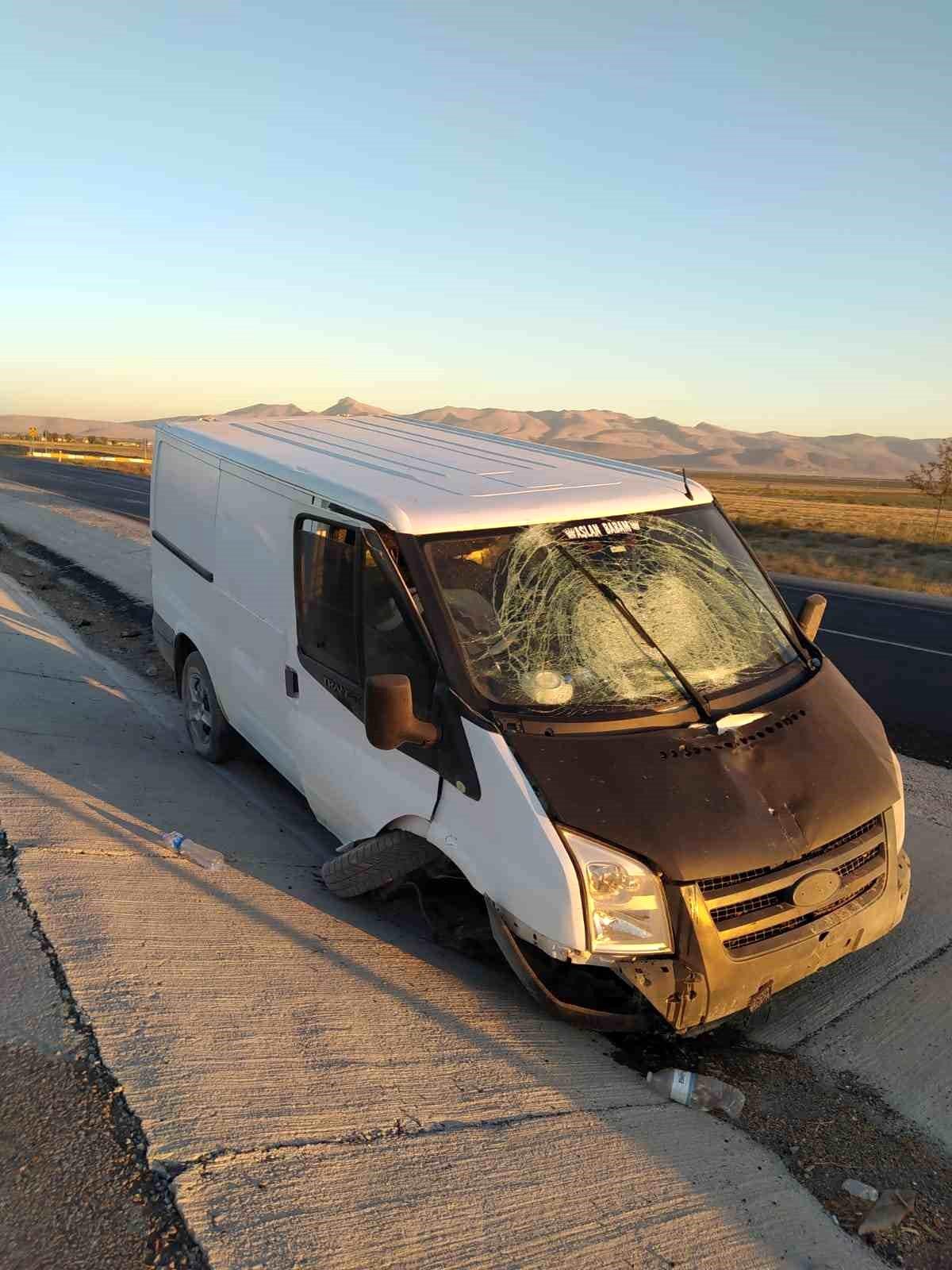 Konya'da Kamyonet Refüje Çarptı: 2 Yaralı