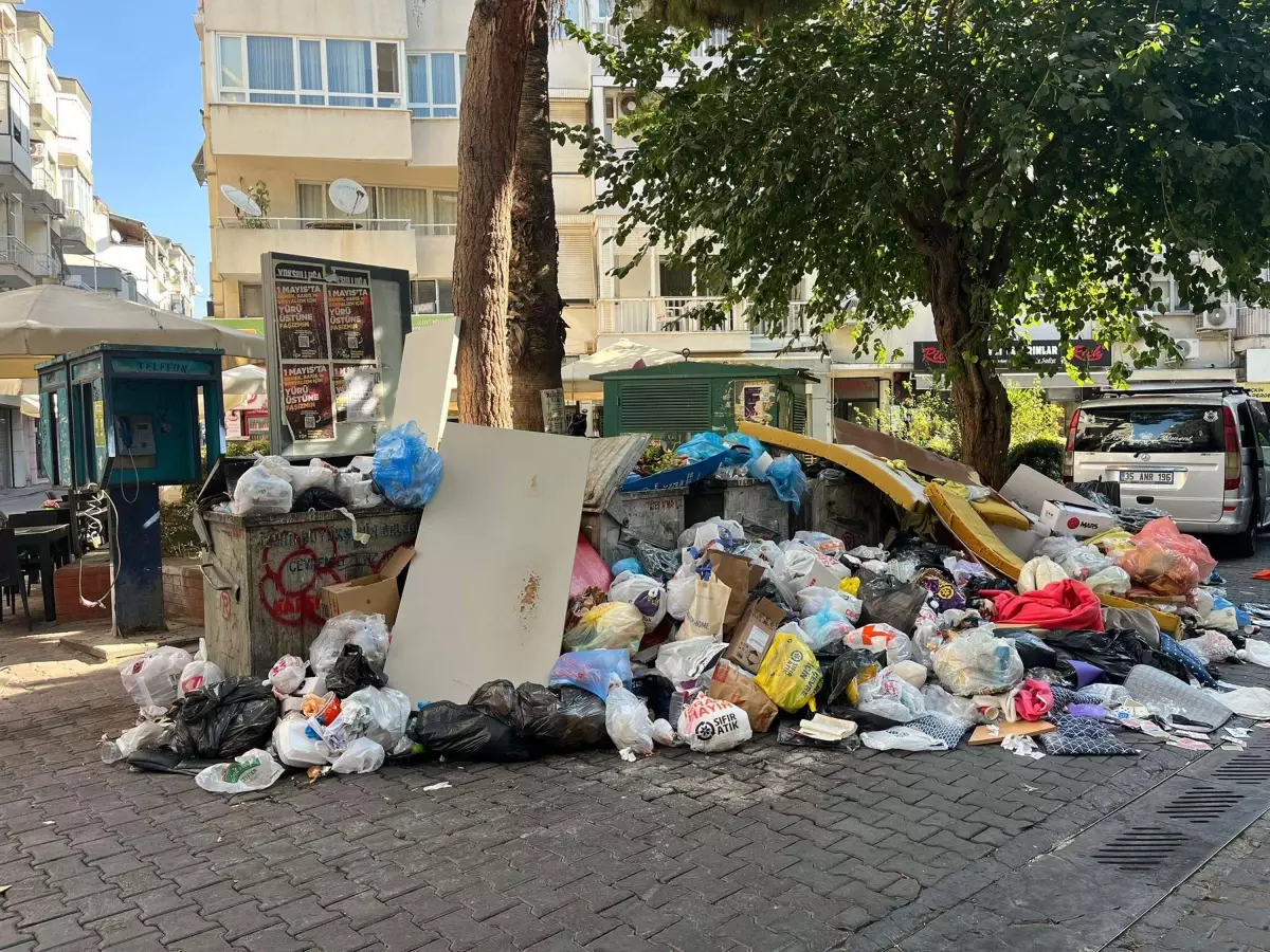 Karşıyaka'da İşçiler İkinci Kez İş Bıraktı, Şehir Çöplerle Dolduruldu