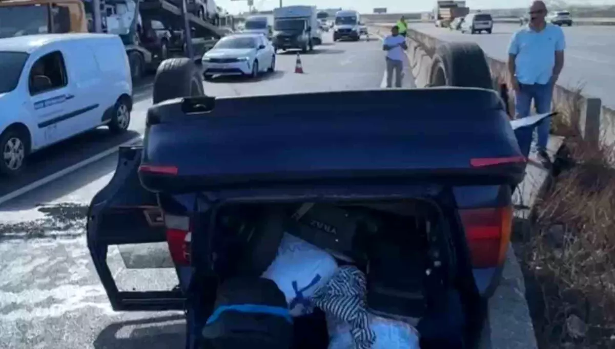 Kocaeli'de Otomobil Oto Çekiciyle Çarpıştı: 3 Yaralı