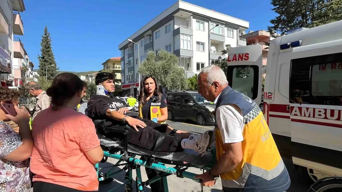 Menteşe'de Otomobil ile Motosiklet Çarpıştı: Bir Genç Yaralı