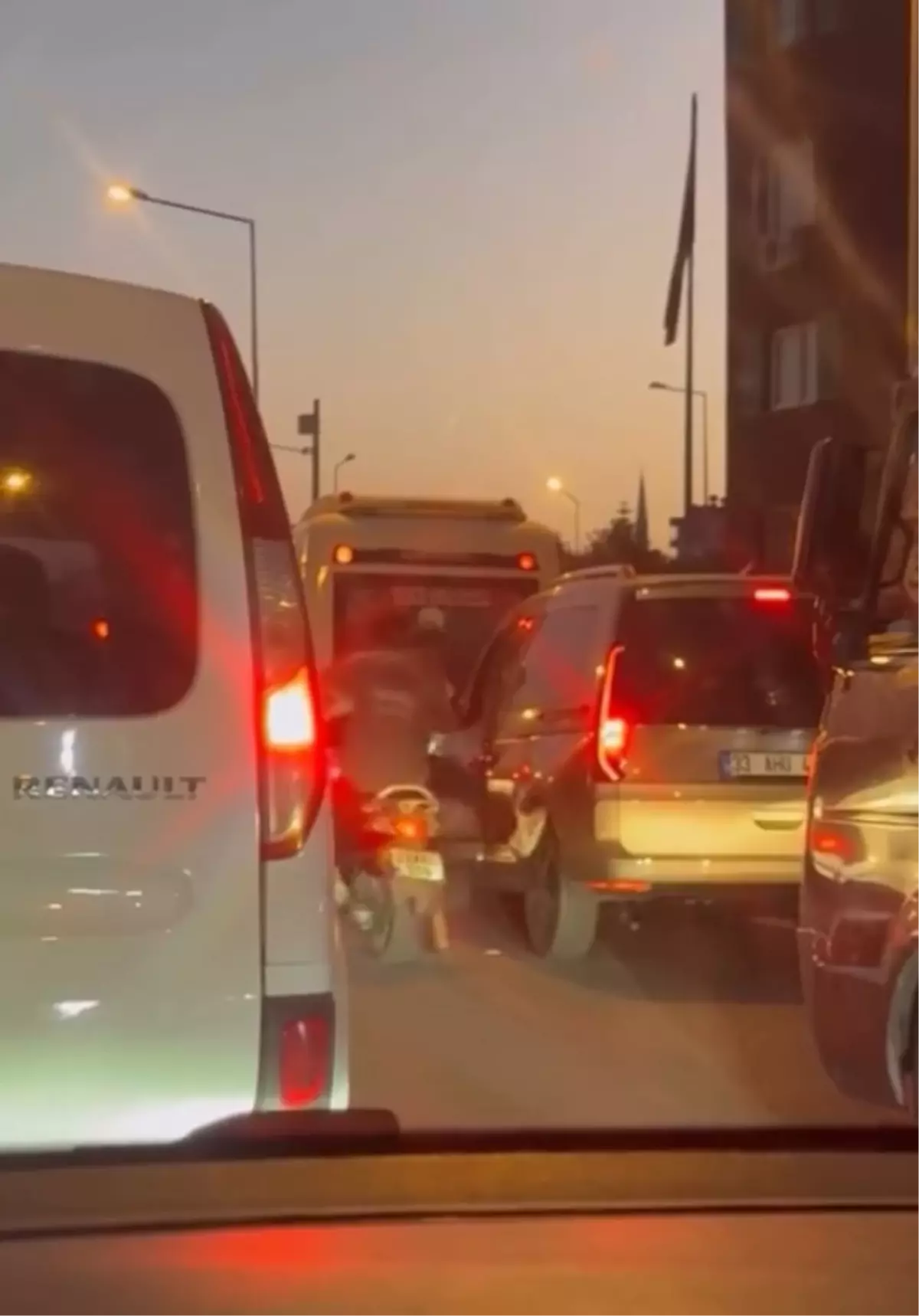 Mersin'de Motosikletli İki Kişi Trafikte Sürücüyü Darbetti