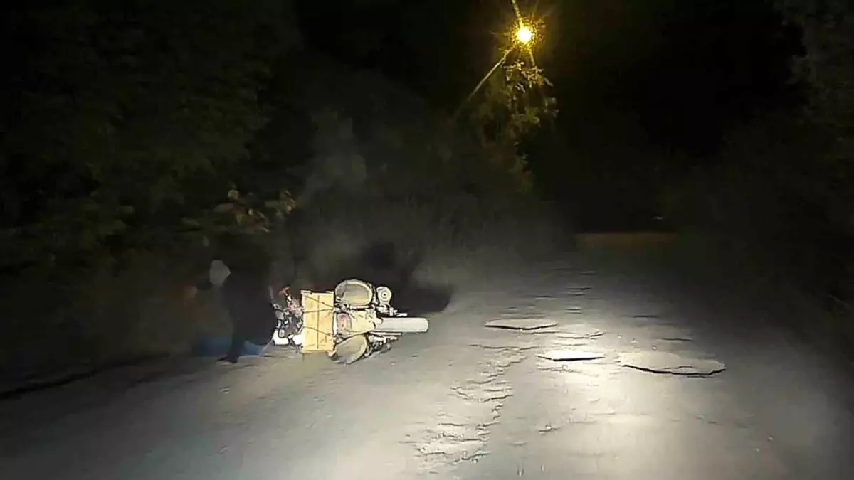 Erzurum'da Motosiklet Kazası: Sürücü Dereye Uçmaktan Kurtuldu