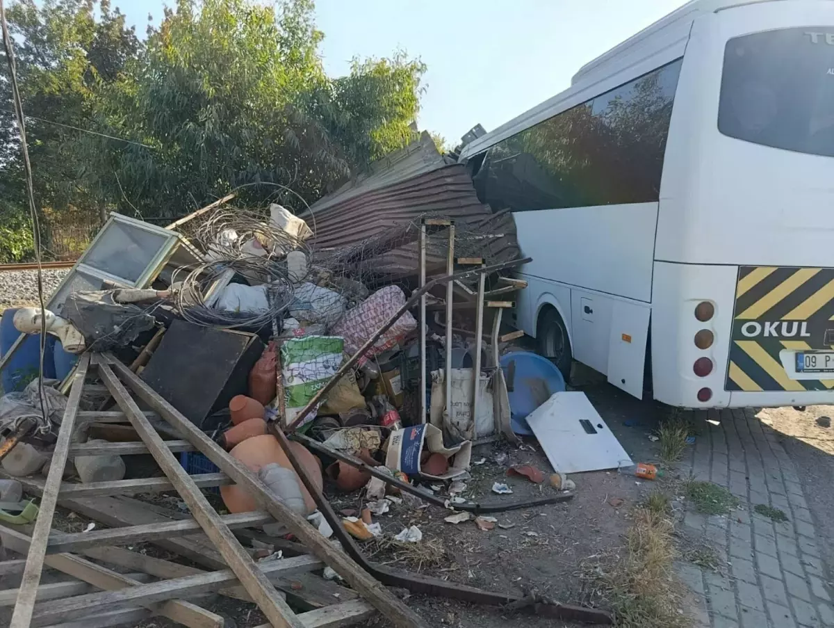 Öğrenci Servisi Kaza Yaptı: Şoför Yaralandı