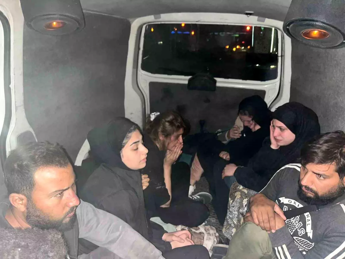 Hatay'da Polisin Dur İhtarına Uymayan Minibüste 11 Göçmen Yakalandı