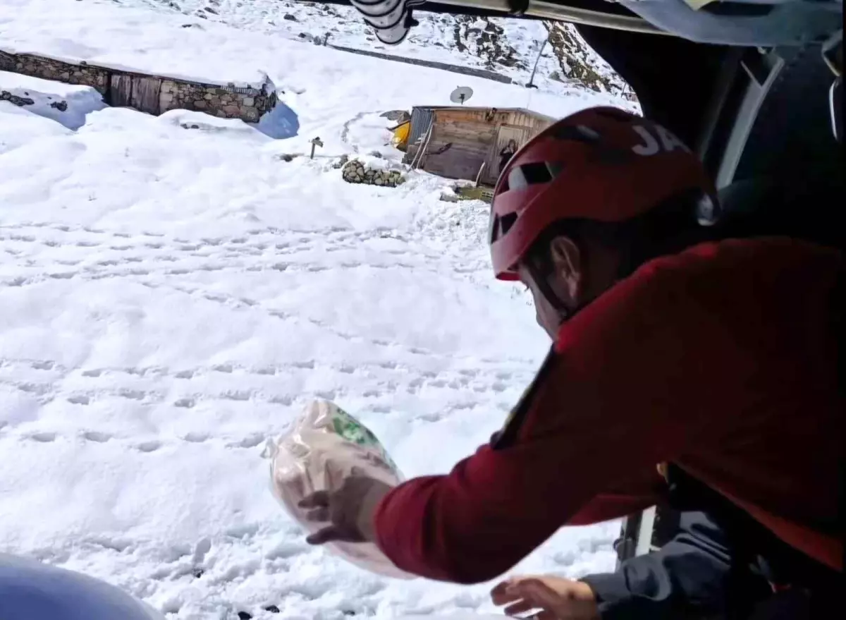 Rize'de Sel ve Kar Nedeniyle Yaylalara Yardım Ulaştırılıyor