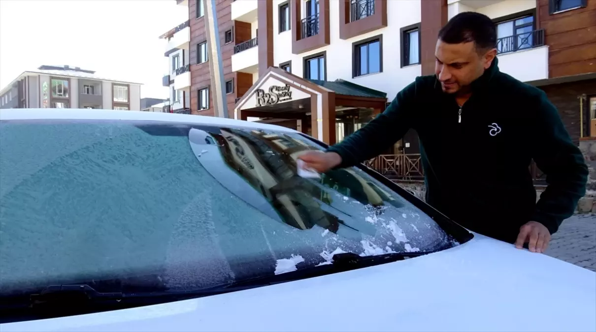 Kars Sarıkamış'ta sıcaklık eksilere düştü, araç camları buz tuttu