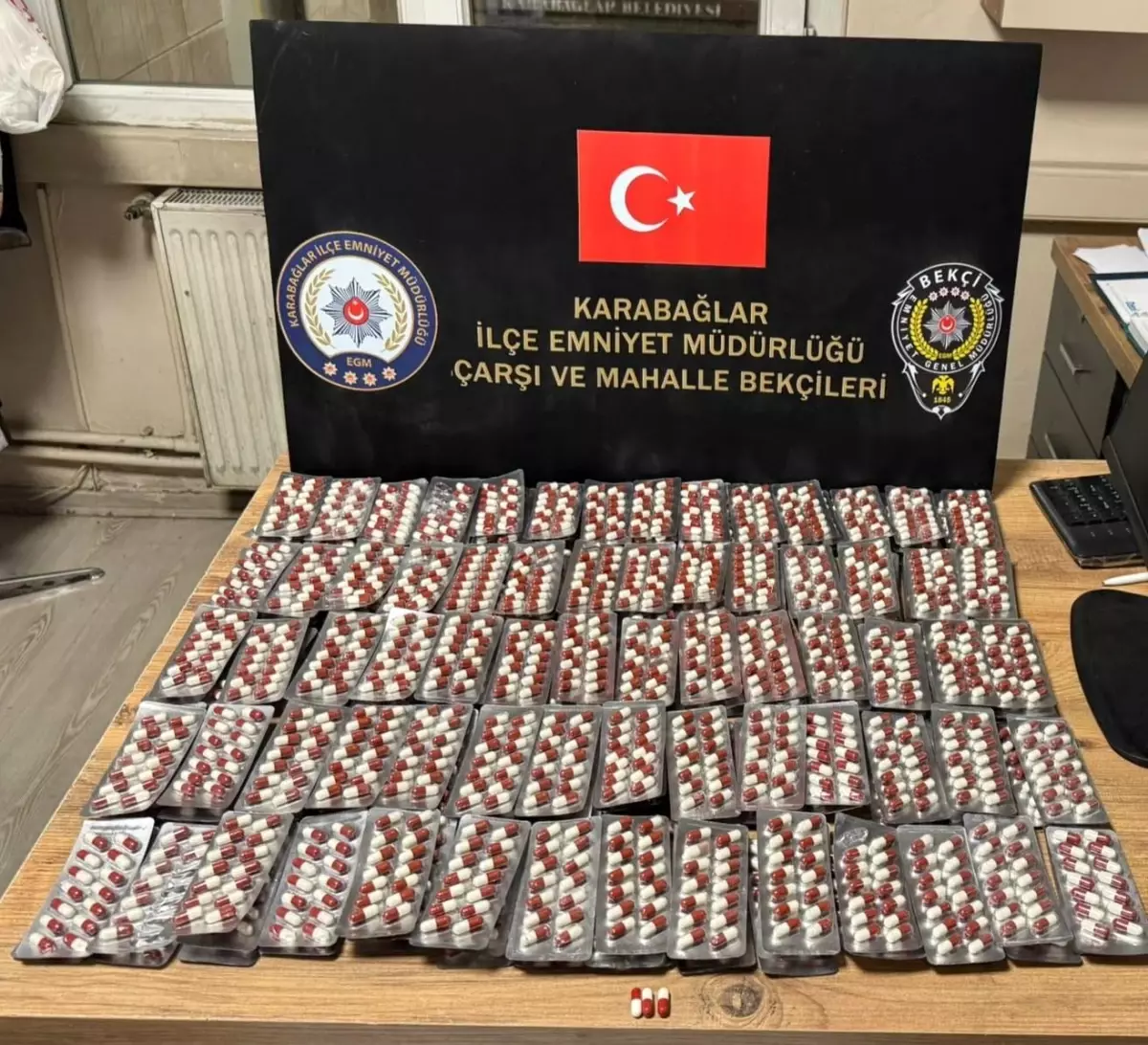 İzmir'de 2 Bin 760 Adet Sentetik Hap Ele Geçirildi