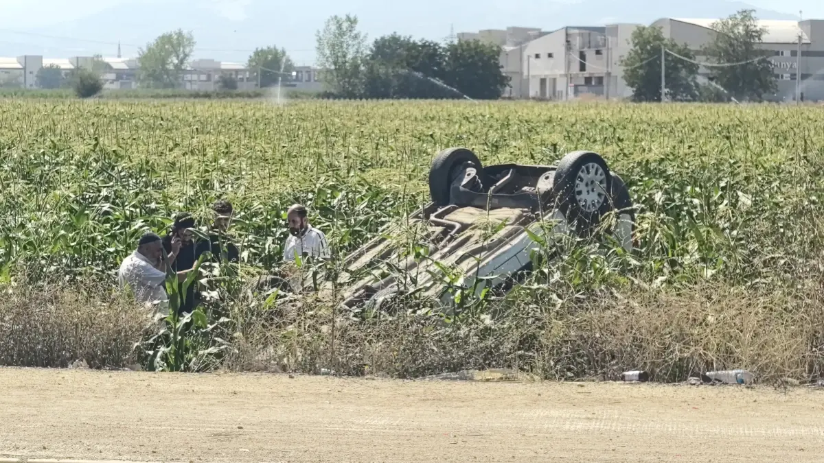 İnegöl'de Hafif Ticari Araç Takla Attı, Sürücü Yaralandı