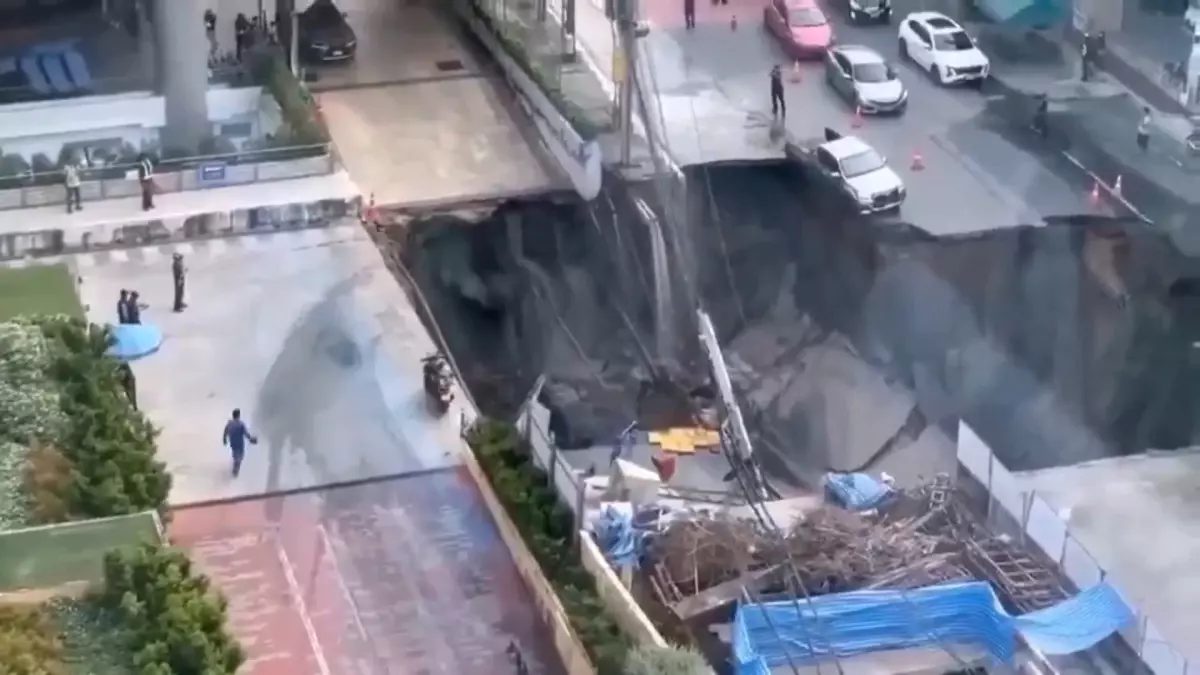 Bangkok'ta Yol Çöktü, 50 Metre Derinliğinde Çukur Oluştu